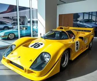 exposição com réplica do carro de Senna